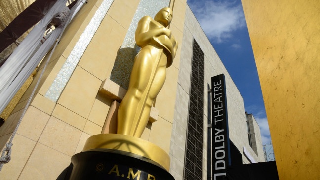 Eine überlebensgroße Oscar-Statue steht am 22. Februar vor dem Dolby Theatre in Hollwood. | Bildquelle: dpa-Bildfunk