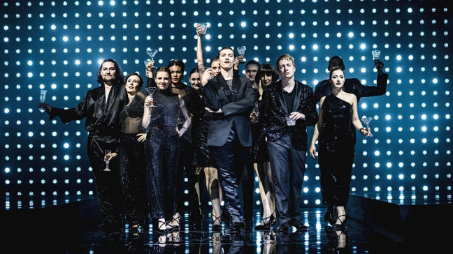 Szene aus "Merrily we roll along" (Theater Regensburg, 24. Mai 2025) | Bildquelle: Marie Liebig