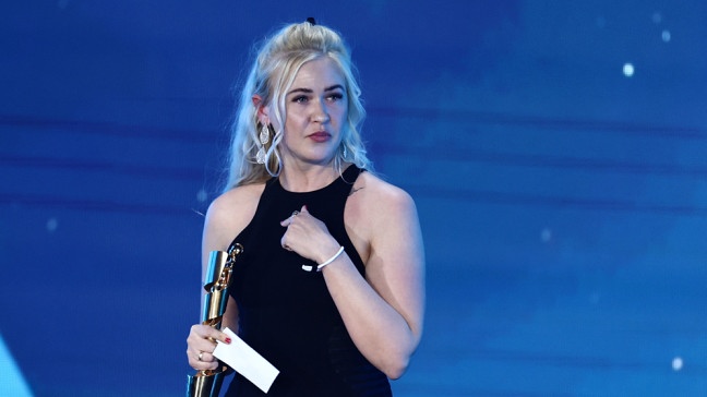 09.05.2025, Berlin: Die Filmkomponistin Dascha Dauenhauer bedankt sich für die Lola für die beste Filmmusik im Film "Islands" während der 75. Verleihung des Deutschen Filmpreises in Berlin im Theater am Potsdamer Platz, Der Deutsche Filmpreis gehört zu den wichtigsten Auszeichnungen der Branche. Foto: Christoph Soeder/dpa +++ dpa-Bildfunk +++ | Bildquelle: dpa-Bildfunk/Christoph Soeder