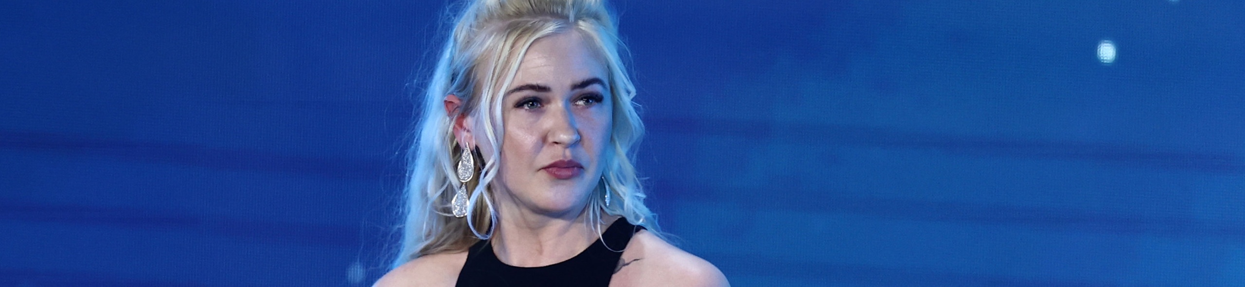 09.05.2025, Berlin: Die Filmkomponistin Dascha Dauenhauer bedankt sich für die Lola für die beste Filmmusik im Film "Islands" während der 75. Verleihung des Deutschen Filmpreises in Berlin im Theater am Potsdamer Platz, Der Deutsche Filmpreis gehört zu den wichtigsten Auszeichnungen der Branche. Foto: Christoph Soeder/dpa +++ dpa-Bildfunk +++ | Bildquelle: dpa-Bildfunk/Christoph Soeder
