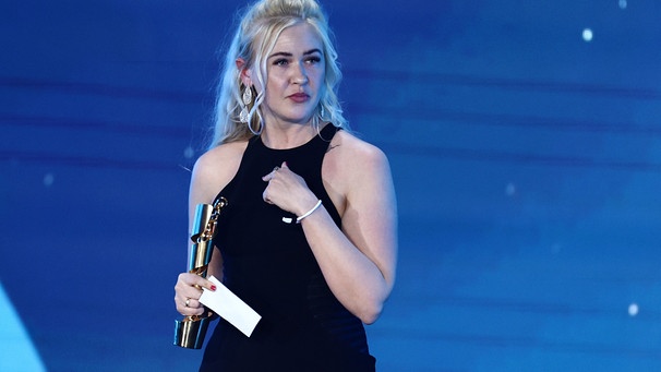 09.05.2025, Berlin: Die Filmkomponistin Dascha Dauenhauer bedankt sich für die Lola für die beste Filmmusik im Film "Islands" während der 75. Verleihung des Deutschen Filmpreises in Berlin im Theater am Potsdamer Platz, Der Deutsche Filmpreis gehört zu den wichtigsten Auszeichnungen der Branche. Foto: Christoph Soeder/dpa +++ dpa-Bildfunk +++ | Bild: dpa-Bildfunk/Christoph Soeder