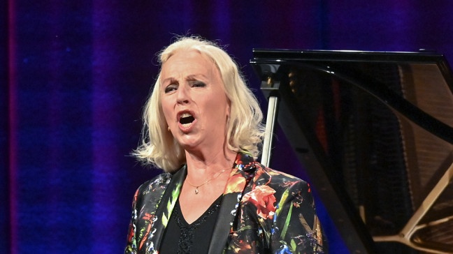 Anne Sofie von Otter bei ihrem Auftritt zum Sommerprogramm auf Schloss Neuhardenberg, 2021. | Bildquelle: picture alliance/dpa/dpa-Zentralbild | Patrick Pleul