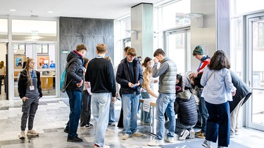 Im Marmorfoyer: Die Schülerinnen und Schüler beschriften ihre Namensschilder. | Bild: BR/Vera Johannsen