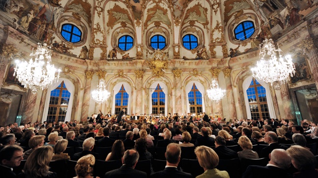 Würzburg: Die undatierte Aufnahme zeigt ein Orchester bei einem Auftritt beim Mozartfest im Kaisersaal der Residenz. Foto: Mozartfest Würzburg +++ dpa-Bildfunk +++ | Bildquelle: dpa-Bildfunk/Oliver Lang