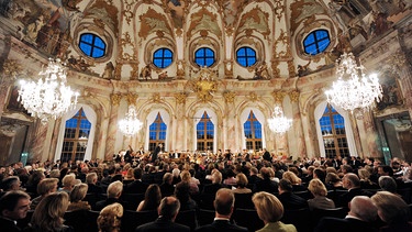 Würzburg: Die undatierte Aufnahme zeigt ein Orchester bei einem Auftritt beim Mozartfest im Kaisersaal der Residenz. Foto: Mozartfest Würzburg +++ dpa-Bildfunk +++ | Bild: dpa-Bildfunk/Oliver Lang