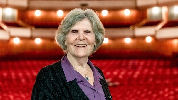 Die deutsche Sopranistin Anja Silja steht auf der Bühne des Deutschen Schauspielhauses in Hamburg 2020.  | Bild: picture alliance/dpa | Markus Scholz