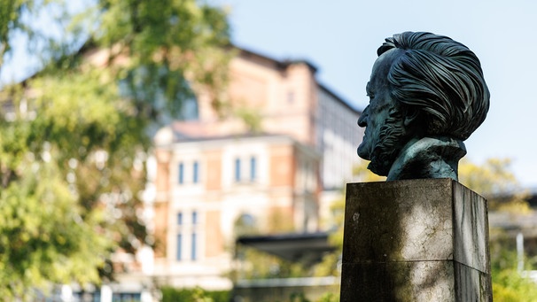 Büste von Richard Wagner am Bayreuther Festspielhaus | Bild: picture alliance / dpa | Matthias Balk