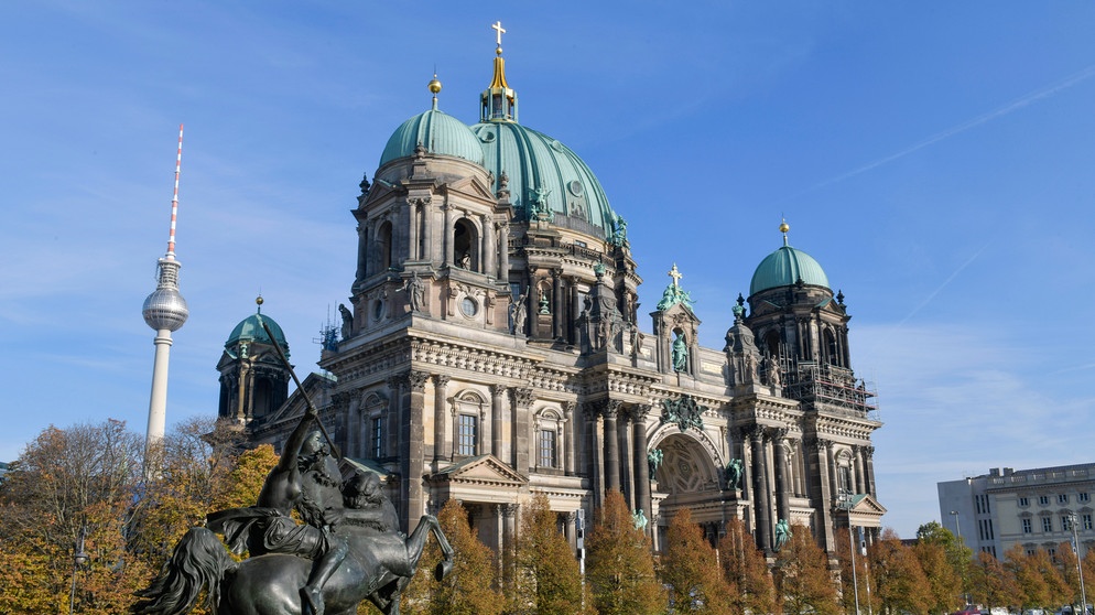 Amazone zu Pferde, der Lustgarten und im Hintergrund der Berliner Dom | Bildquelle: picture alliance / Bildagentur-online/Schoening | Bildagentur-online/Schoening