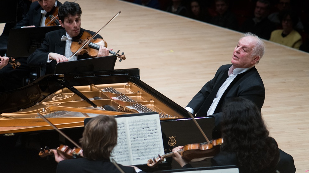 Der Dirigent Daniel Barenboim und die Staatskapelle Berlin treten am 23.01.2017 in der Carnegie Hall in New York (USA) auf. | Bildquelle: picture-alliance/dpa; Benjamin Petit