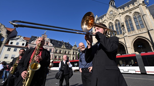 Posaune unter freiem Himmel  | Bild: picture alliance/dpa | Martin Schutt