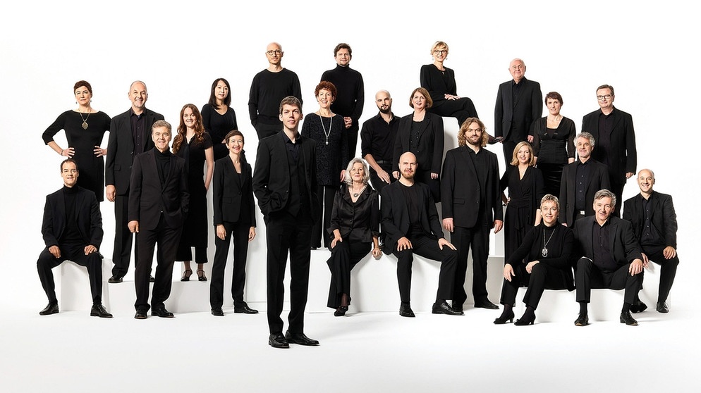Das SWR Vokalensemble Stuttgart mit dem Chefdirigenten Yuval Weinberg (im Vordergrund) | Bildquelle: © SWR/Klaus J.A. Mellenthin