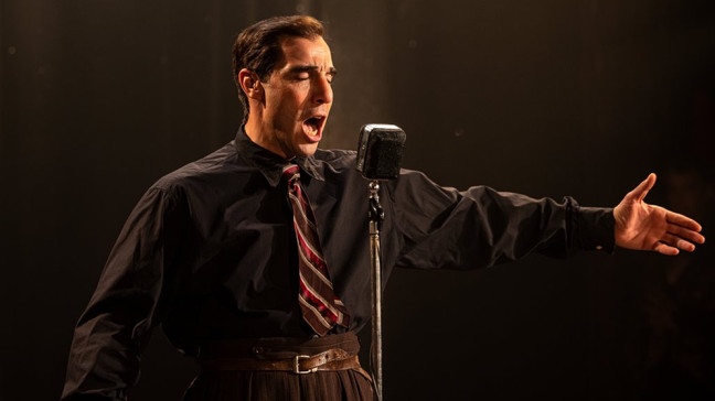 Filmszene "Monsieur Aznavour" mit Tahar Rahim in der Rolle des Charles Aznavour | Bildquelle: Weltkino / Antoine Agoudjian
