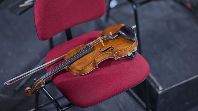 Geige liegt auf Stuhl | Bildquelle: picture alliance / ZB | Jens Büttner