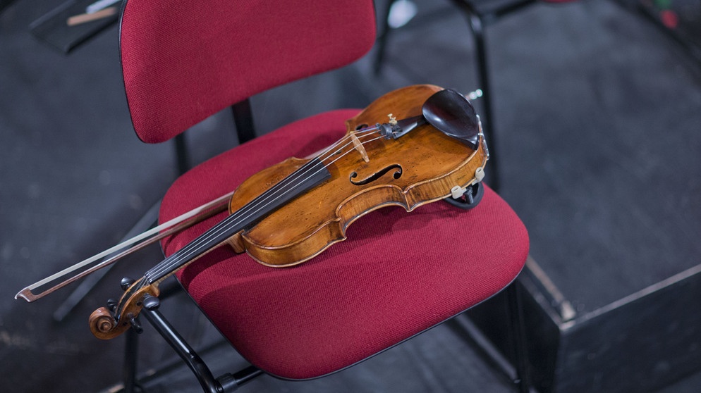 Geige liegt auf Stuhl | Bild: picture alliance / ZB | Jens Büttner