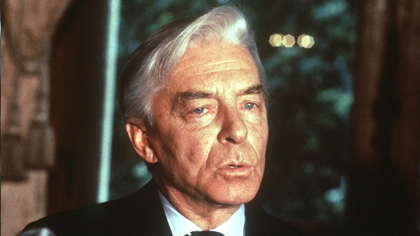 Der österreichische Dirigent Herbert von Karajan bei einer Presskonferenz in Paris am 14. Juni 1982. | Bild: picture-alliance / dpa | AFP