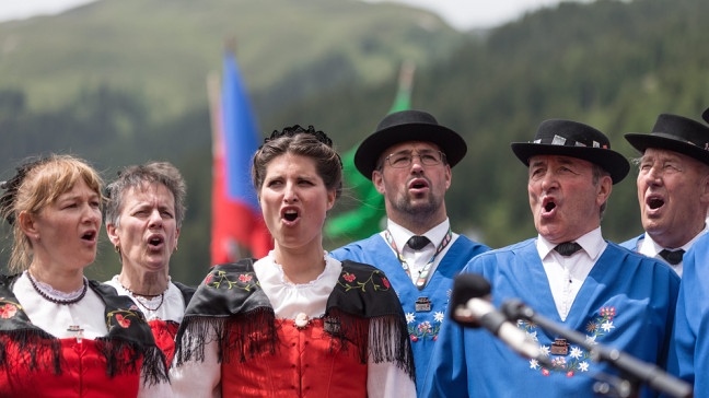 Die Schweizer Jodel-Gruppe "Silvretta Klosters" treten beim Eidgenössisches Jodlerfest auf.  | Bildquelle: picture alliance/dpa | Arno Balzarini