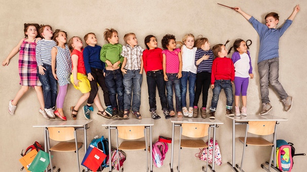 Kinder spielen Schulchor | Bild: picture alliance / Westend61 | Leander Baerenz