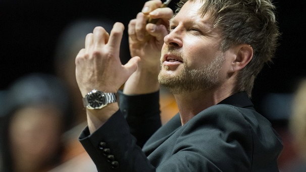 Dirigent Krzysztof Urbański am 30. April 2025 bei den Münchner Philharmonikern | Bild: Tobias Hase