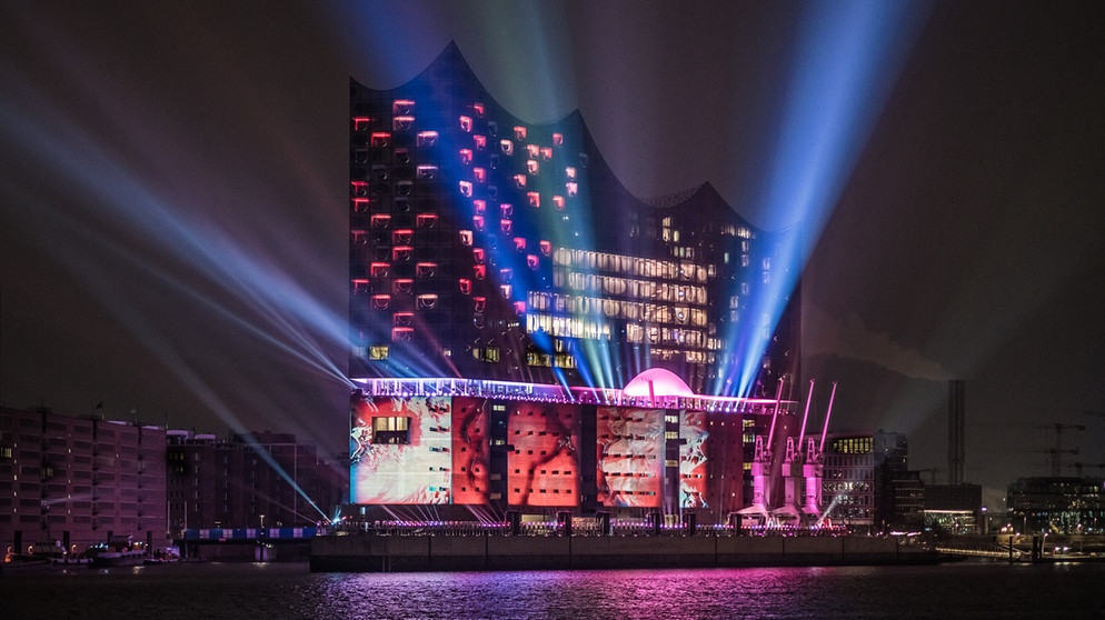 Lichtschow an der Elbphilharmonie | Bildquelle: picture-alliance/dpa