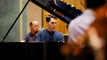 Pianist Lukas Sternath bei der Probe zum Finale des ARD-Wettbewerbs 2022. | Bild: Daniel Delang