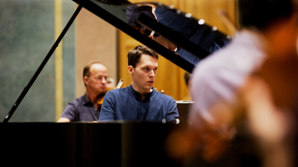 Pianist Lukas Sternath bei der Probe zum Finale des ARD-Wettbewerbs 2022. | Bild: Daniel Delang