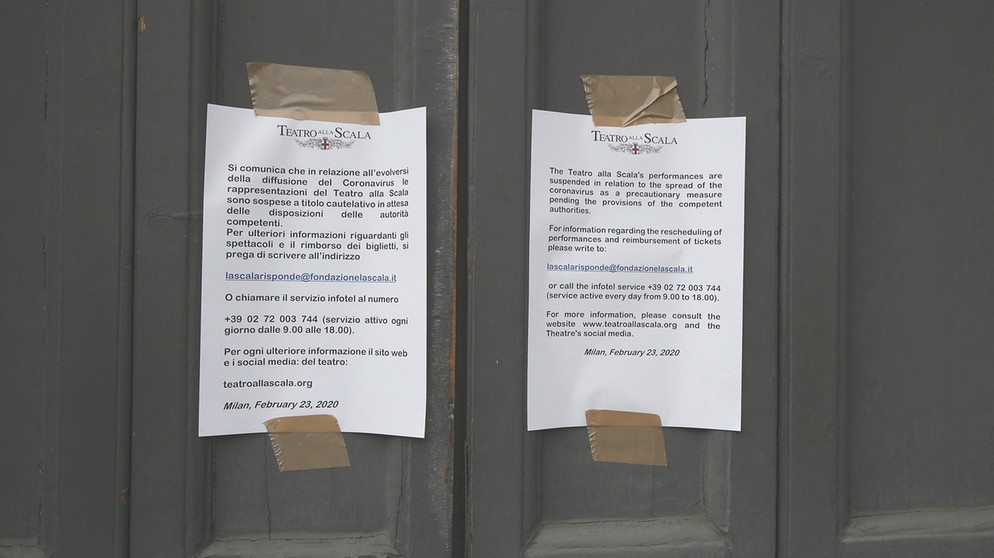 Aushang an der Mailänder Scala weist darauf hin, dass aufgrund der Ausbreitung des Coronavirus keine Aufführungen stattfinden. | Bildquelle: dpa-Bildfunk / Antonio Calanni