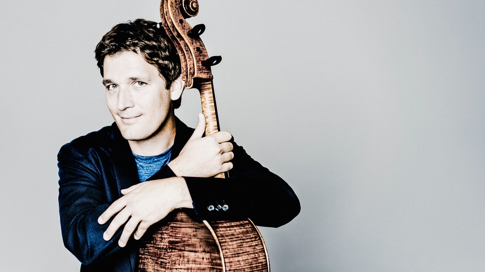 Maximilian Hornung mit seinem Cello | Bild: Marco Borggreve