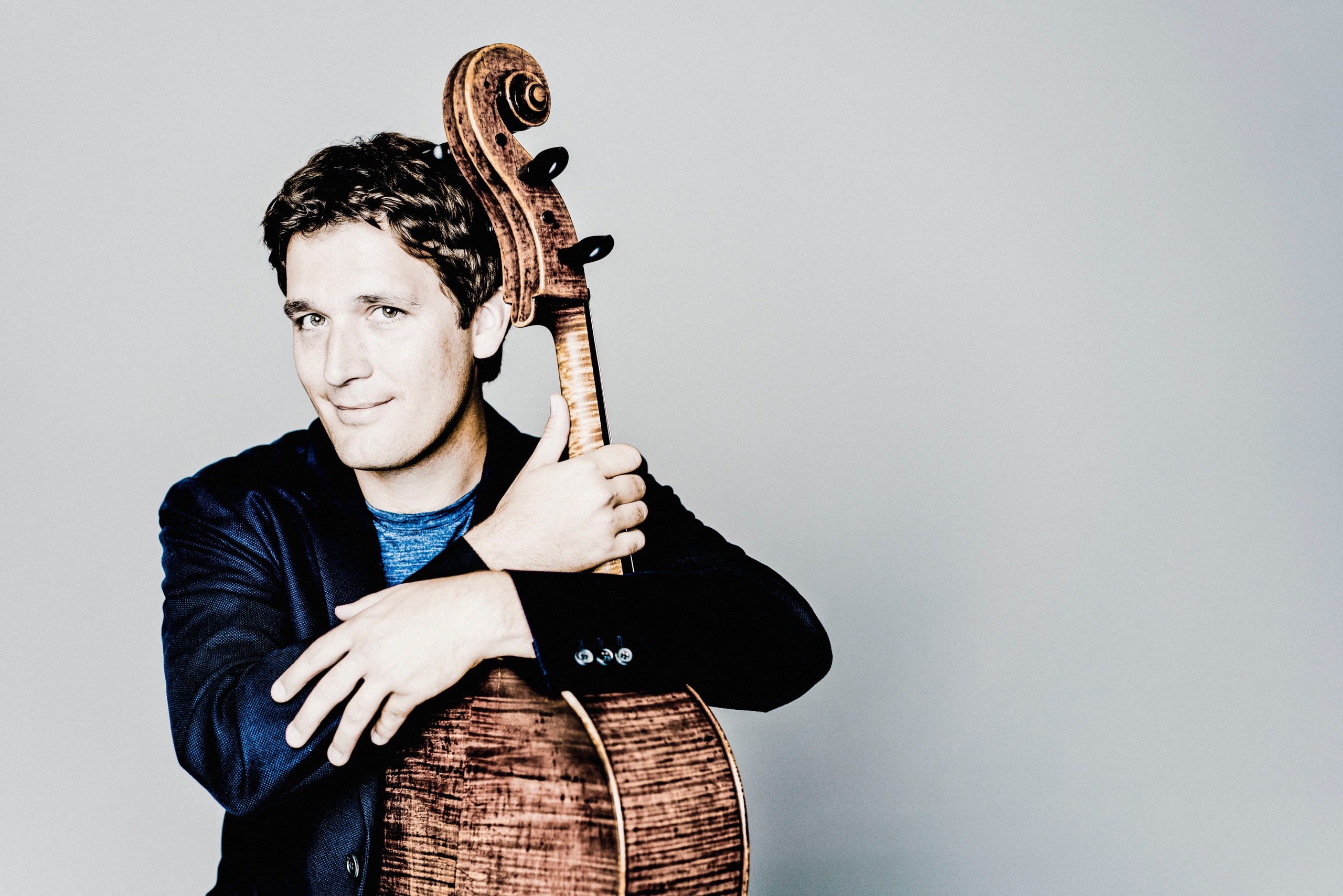 Maximilian Hornung mit seinem Cello | Bild: Marco Borggreve