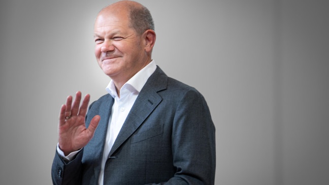 Bundeskanzler Olaf Scholz (SPD) winkt Journalisten 2023
| Bildquelle: picture alliance / Flashpic | Jens Krick
