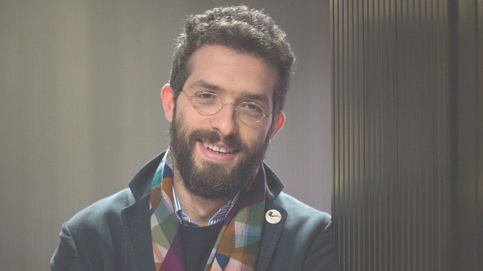 Der israelische Dirigent Omer Meir Wellber aufgenommen im April 2017 in der Semperoper in Dresden. | Bildquelle: picture alliance / Arno Burgi/dpa-Zentralbild/dpa | Arno Burgi