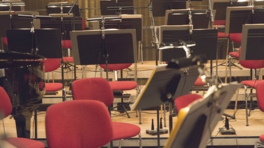 Stühle und Notenständer für Orchester | Bild: BR/Christine Meder