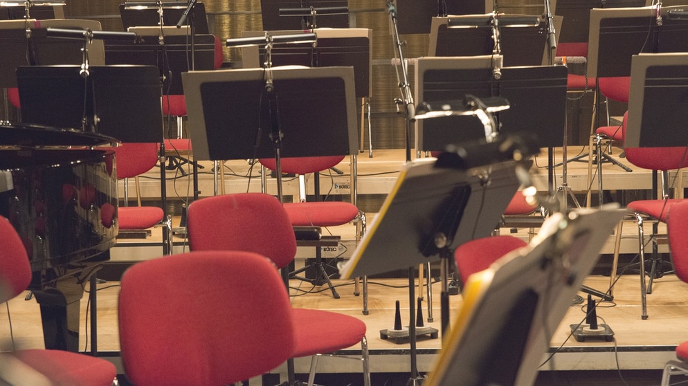 Stühle und Notenständer für Orchester | Bildquelle: BR/Christine Meder