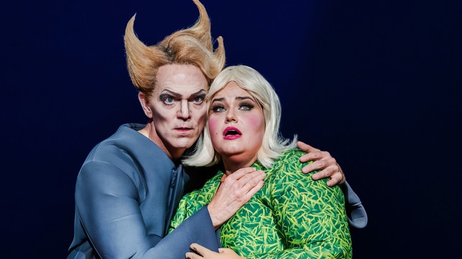 "Orpheus in der Unterwelt" von Jacques Offenbach an der Musikalischen Komödie Leipzig – Aristeus / Pluto (Björn Christian Kuhn), Eurydike (Friederike Meinke) | Bildquelle: © Kirsten Nijhof