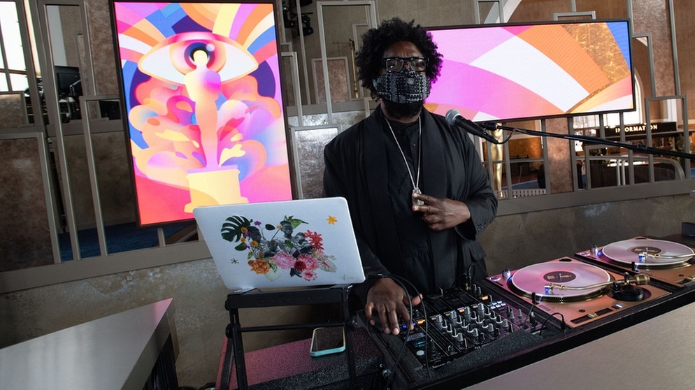 Der Musiker Questlove am DJ-Pult bei der 93. Oscar-Verleihung in der Union Station, Los Angeles | Bildquelle: © Richard Harbaugh/AMPAS/ZUMA Wire/ZUMAPRESS.com