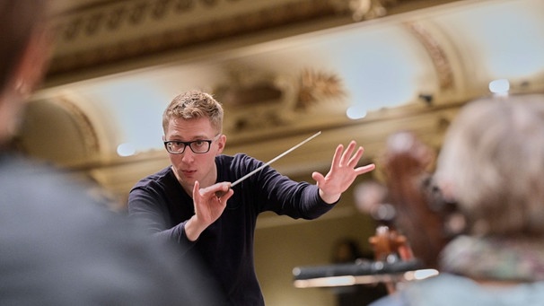 Patrick Hahn dirigiert | Bild: Uwe Schinkel