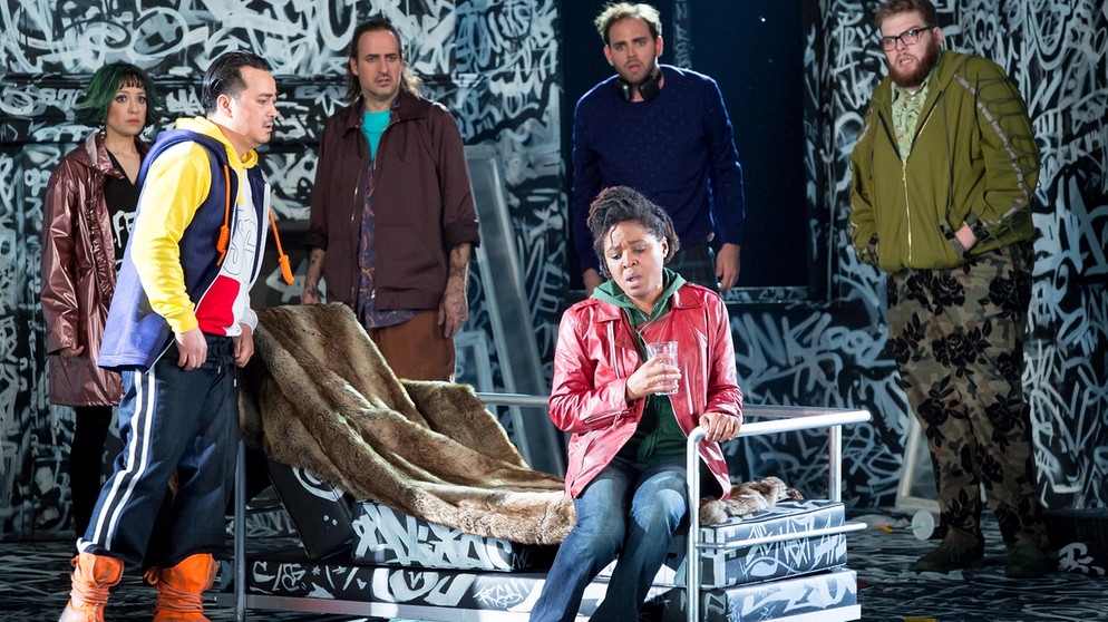 Szenenbild aus "La Bohème" im Gärtnerplatztheater | Bildquelle: © Marie-Laure Briane