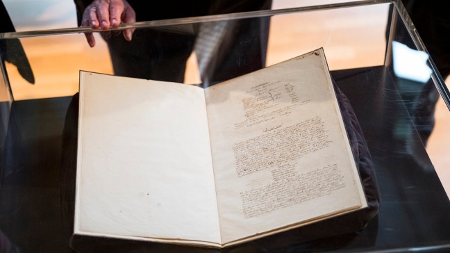 Richard Wagners Erstschrift des Librettos zur Oper "Tannhäuser" liegt in einer Vitrine. | Bildquelle: dpa-Bildfunk/Daniel Vogel