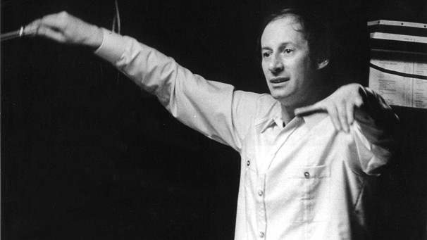 Der Schweizer Dirigent Silvio Varviso dirigiert im Juli 1972 während der Bayreuther Festspiele den "Lohengrin". | Bild: picture-alliance / dpa | Karl Schnoerrer