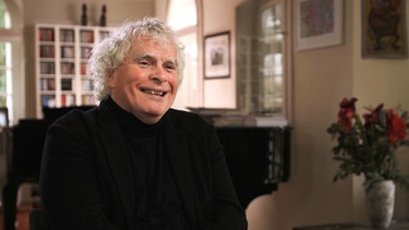 Simon Rattle, Chefdirigent vom Symphonieorchester des Bayerischen Rundfunks, in einem Beitrag im Kulturmagazin Capriccio anlässlich vom Ernst von Siemens Musikpreis und vom 70. Geburtstags im Januar 2025  | Bild: BR