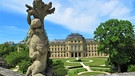 Die ehemalige fürstbischöfliche Residenz in Würzburg, Blick von der Terasse auf Ostgarten-Parterre | Bild: wikimedia.commons