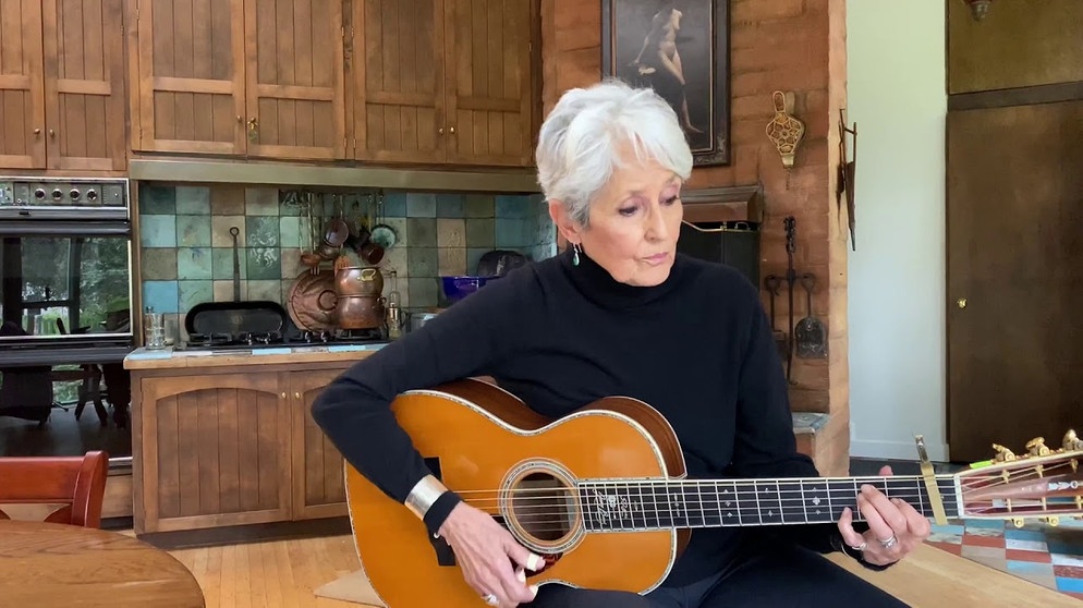 Joan Baez sings for France (2020) | Bildquelle: diamondsandrustpro (via YouTube)