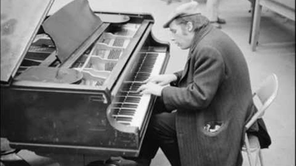 Glenn Gould - Mozart Piano Sonata No.8 K.310 A minor Movement 1 - Allegro Maestoso | Bildquelle: edfangmusic (via YouTube)