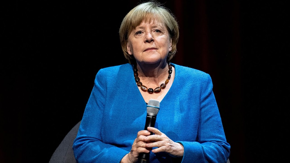 "Was also ist mein Land?": Altkanzlerin Merkel im Live-Gespräch mit Schriftsteller Alexander Osang | Bildquelle: phoenix (via YouTube)