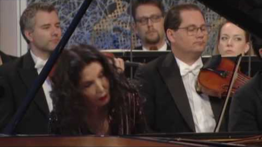 Wiener Philharmoniker, Schoenbrunn 2016, Poulenc Concerto Katia Marielle Labeque & Semyon Bychkov | Bildquelle: Katia & Marielle Labeque Official (via YouTube)