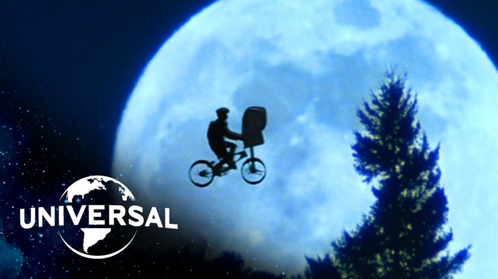 E.T. the Extra-Terrestrial | Flying Bike Rides | Bildquelle: Universal Pictures (via YouTube)