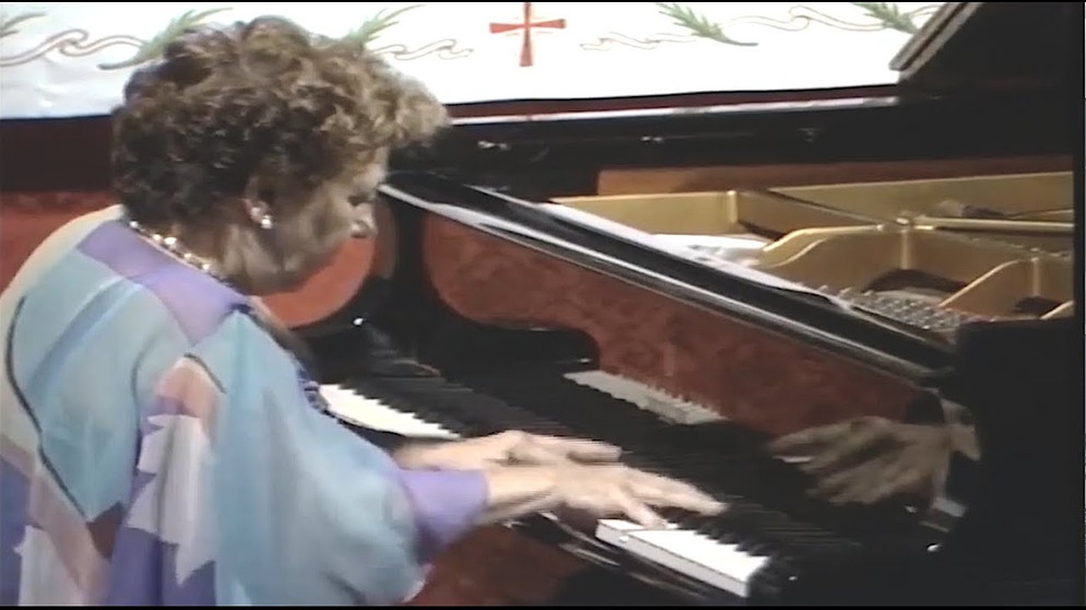 Alicia de Larrocha plays Albéniz - El Puerto & El Albaicín (1984 Live) | Bildquelle: Fans of Alicia de Larrocha (via YouTube)