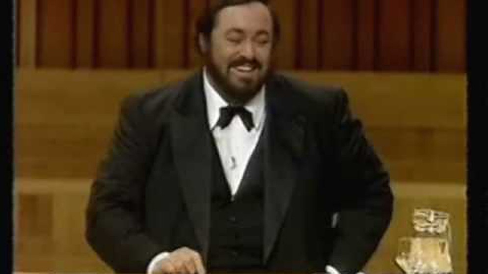 Luciano Pavarotti recounts some 'Embarassing Moments On Stage' | Bildquelle: denicares2 (via YouTube)