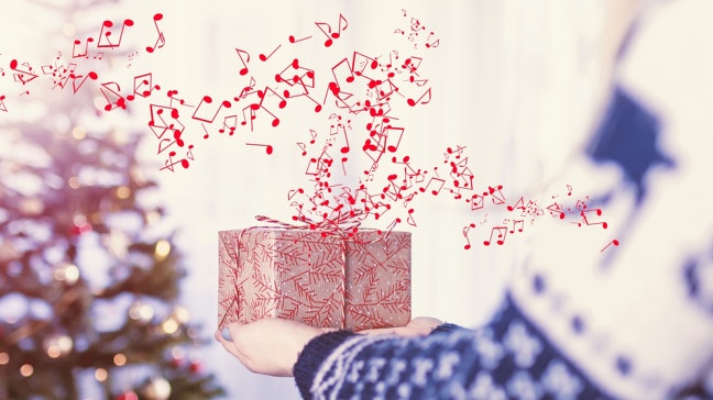 Musikalisches Geschenk vor dem Weihnachtsbaum | Bildquelle: pexels/Montage BR