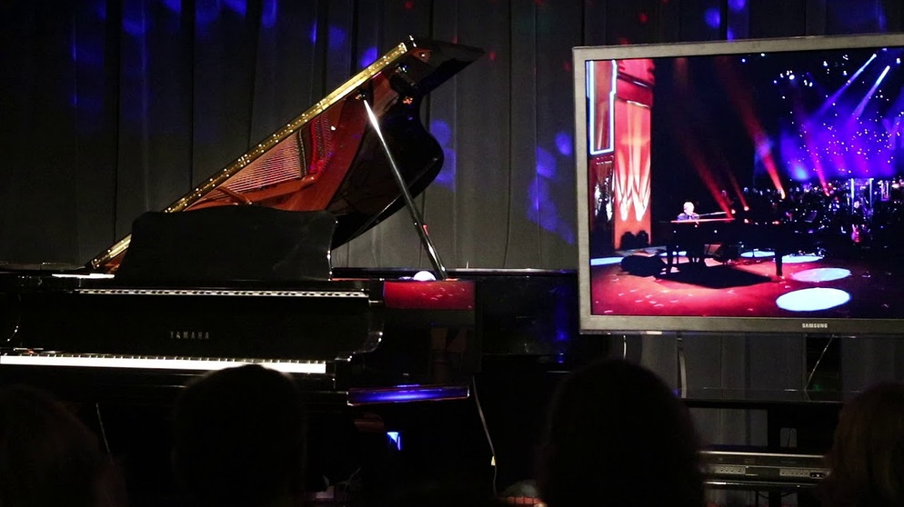 Elton John Performs Rocket Man (Disklavier Remote Performance At Classic Pianos Portland) | Bildquelle: Classic Pianos (via YouTube)