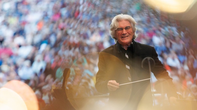 Jonathan Darlington gibt sein Freiluft-Debüt mit den Nürnberger Symphonikern am 5. August 2023. | Bildquelle: picture alliance/dpa | Daniel Karmann
